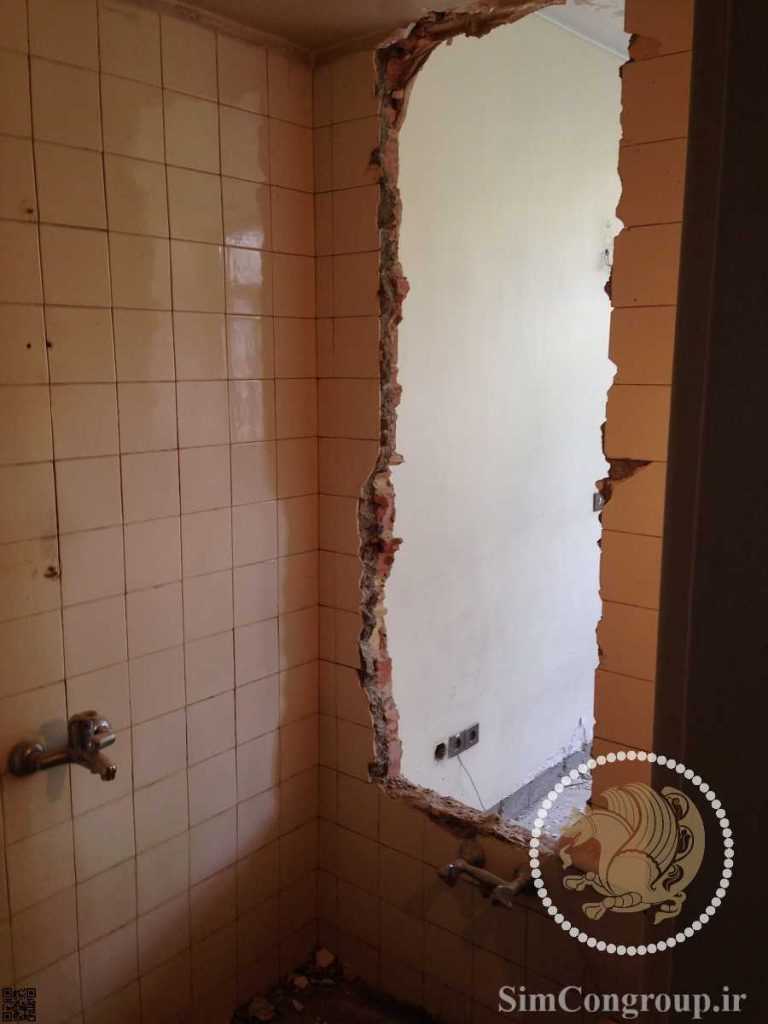 تخریب دیوار دستشویی برای ساخت در